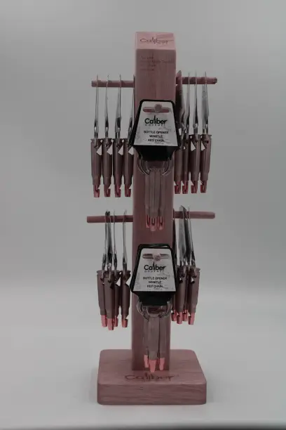 Stylový přívěšek na klíče značky Caliber Gourmet ve tvaru patrony poslouží jako otvírák na lahve i píšťalka. Balení po 20 ks, součástí je dřevěný stojan.